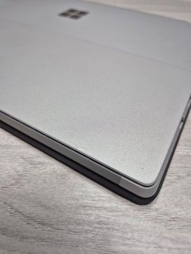 Microsoft Surface Laptop (1769) i5-7300U 8GB RAM 256GB SSD Windows 11