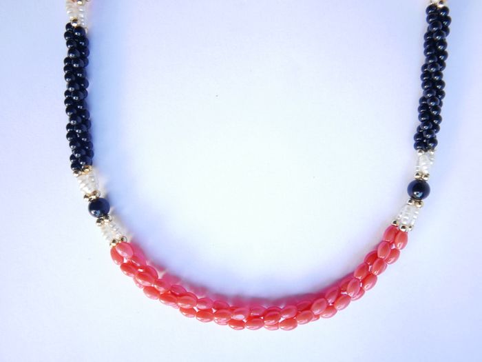 Vintage Red and Black Corals length 23,5"