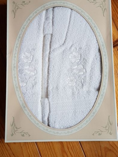 BNIB Portuguese Decorative White Towel Set