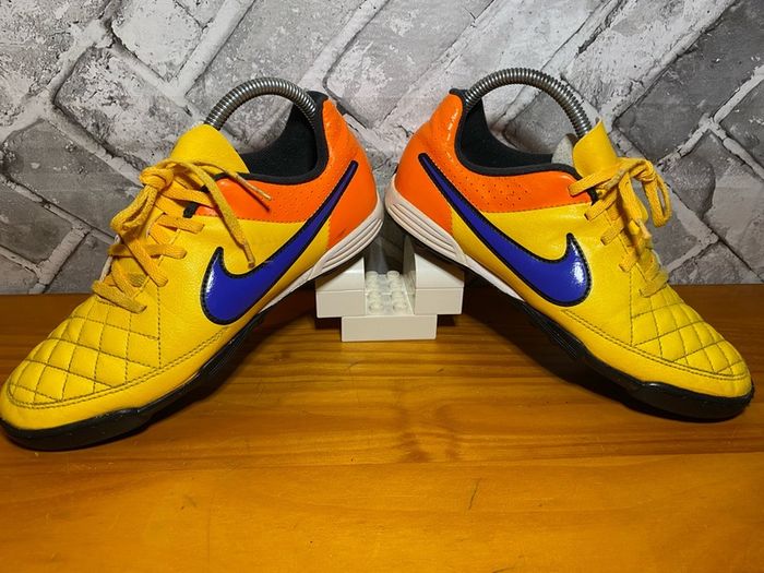 Nike Tiempo Boys Girls Soccer Football Astro Trainers UK4 EUR36.5