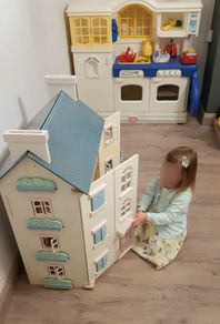 Doll house, furniture and dolls