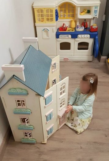 Doll house, furniture and dolls