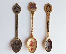 3 gold toned souvenir spoons  Bushmills Irish whiskey, Singapore & Thailand