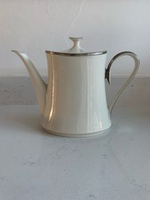 Beautiful ivory lenox solitaire coffee/ teapot.