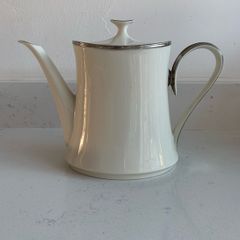 Beautiful ivory lenox solitaire coffee/ teapot.