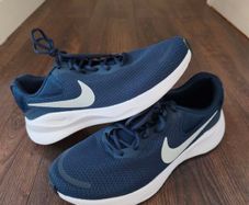 Nike Revolution Navy Size 9.5
