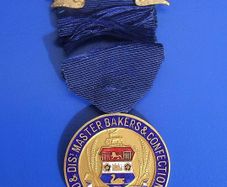 JUDGE (Richmond & District Master bakers & Confectioners Association) - a vintage and rare Judge's medal. Inscribed S. Bamford 1932