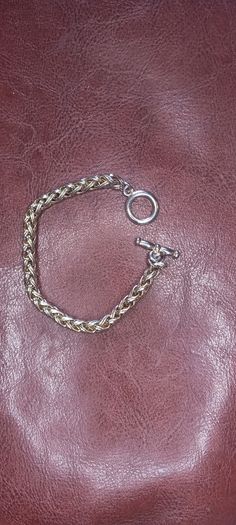 Vintage jewelry is sold individually for 5 to 10 euros