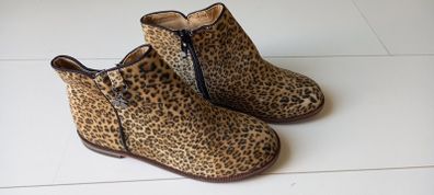 Girls shoes.