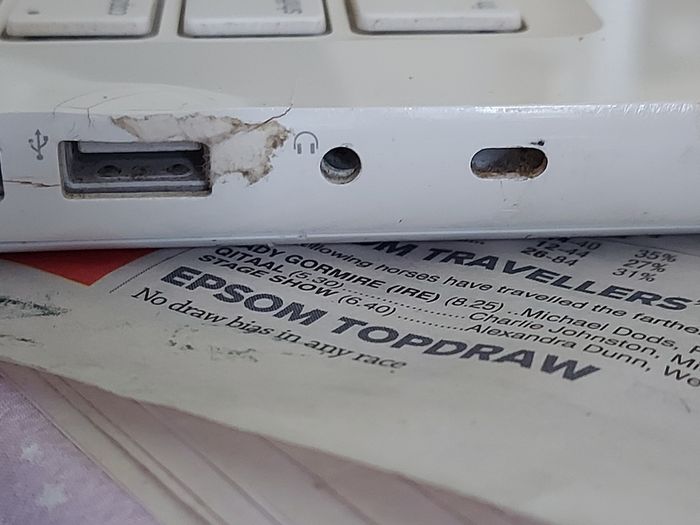 Vintage Apple MacBOOK, account password locked, in excellent cosmetic condition, excellent Battery