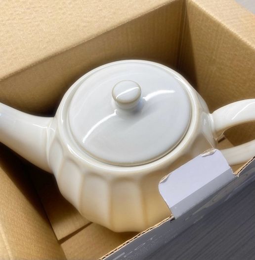 Crofton teapot and 4 matching teacups with saucers