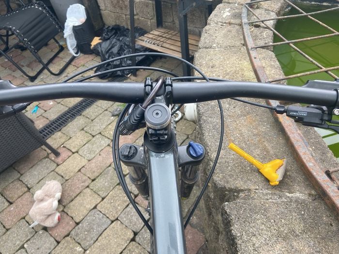 Trek roscoe 6 medium frame .everything is in good condition -dropper post -brakes- and pedals are all fine