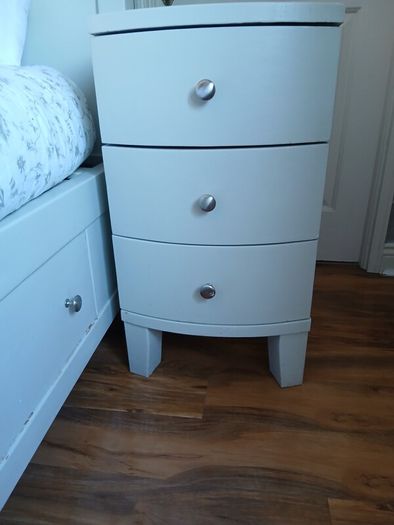 King Sleigh Bed matching lockers & chest of drawers