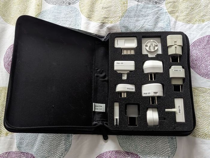 International Grounded/Powers/Targus Universal Travel Adapter