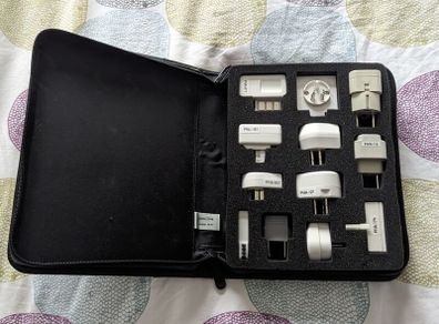International Grounded/Powers/Targus Universal Travel Adapter