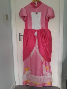 Princess peach cosplay
