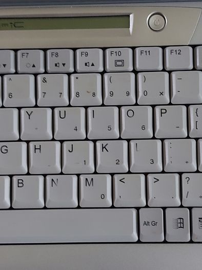 Rare Vintage Fujitsu Siemens Lifebook, E Series, FPC07048B Part number CP127259, Running Windows 2000 Professional, uses 3.5 floppy disk, 20GB HDD, amd all the connecting Ports from 30 years ago Era