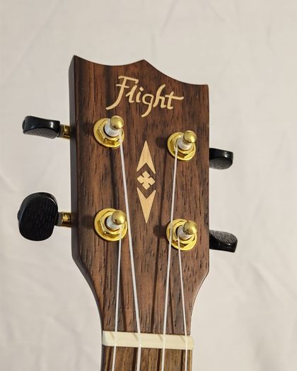 Flight DUC460CEQ Amara Concert Electro-Acoustic Ukulele + Padded Gig Bag