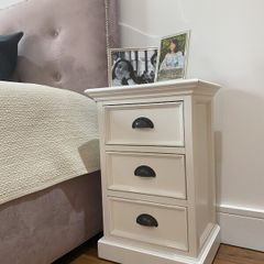 Elegant Bedside Tables in Solid Mahogany. Set of Two. Perfect conditions.