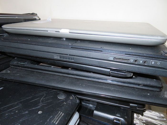 48 Laptops, for parts / repair ONLY