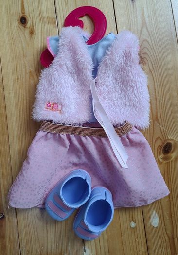Our Generation Wardrobe & over 10 complete outfits - LIKE NEW