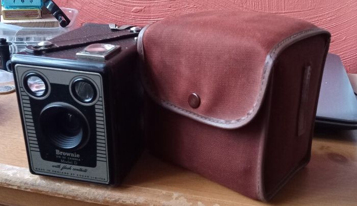 Brownie Video Six-20 Model D England 120print 6#9 Film Camera