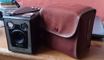 Brownie Video Six-20 Model D England 120print 6#9 Film Camera