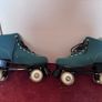 Teal suede roller skates Image 4