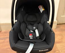 Maxi Cosi Baby Car seat and isofix base