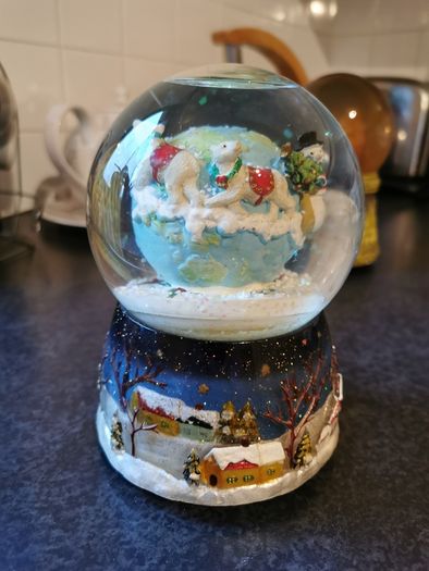 Melinera Christmas Themed Musical Snow Globe