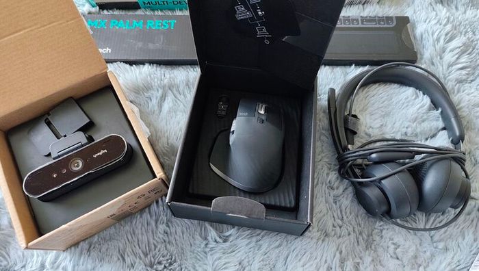 Logitech Bundle Mouse Keyboard Headphones Webcam Palm Rest