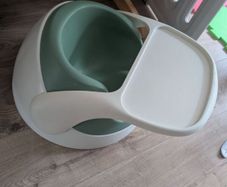 Baby seat with tray