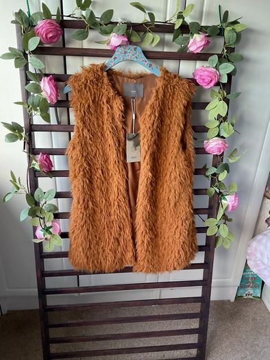 gilet Bnwt ichi fake fur gilet size small
