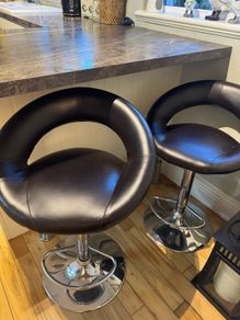 2 counter/bar stools