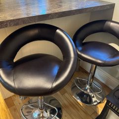 2 counter/bar stools