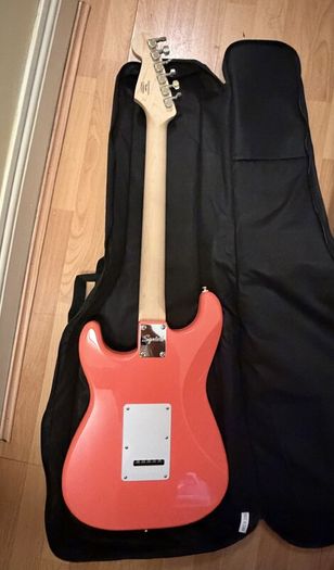 Squier Sonic Strat HSS (Coral) + bag + tuner + guitar strap + cable