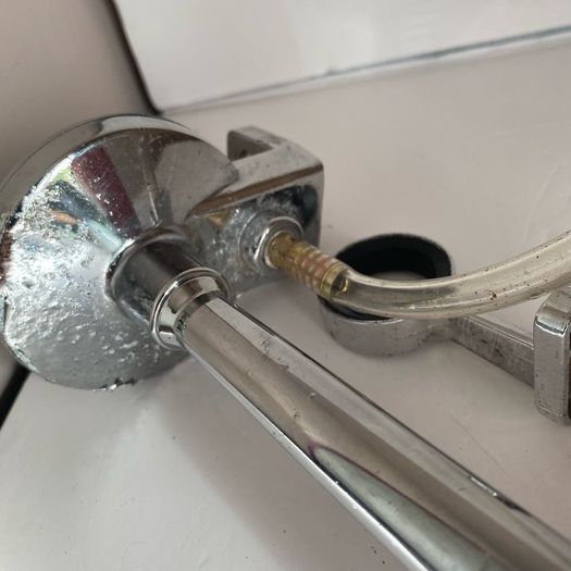 Single-trumpet air horn with electric compressor and clear air tubing