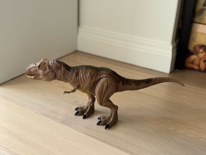 Jurassic World Epic Roarin' Tyrannosaurus Rex, dinosaur toys with Primal Attack Feature, Sound, Realistic Shaking