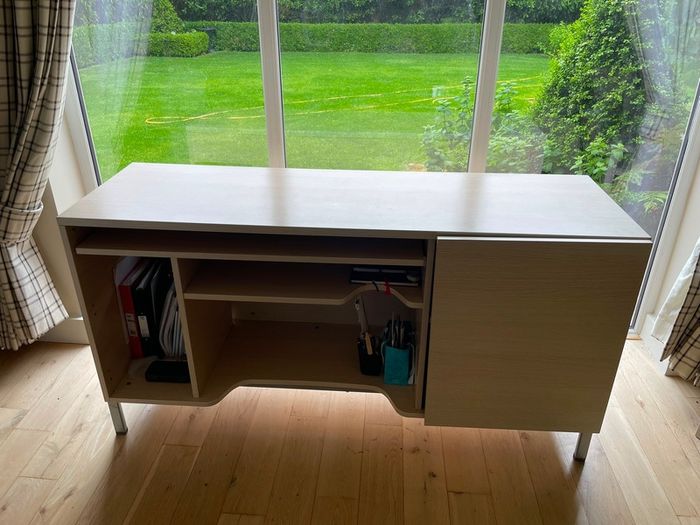 Free desk