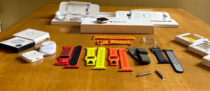 Apple Watch SE 2nd Gen GPS 40mm Starlight Aluminium Case 1 Owner Extras 14pc New Charger Case Strap Band Professional Office Work Lifestyle Fitness Outdoors Elegant Party Event Magnetic Ocean