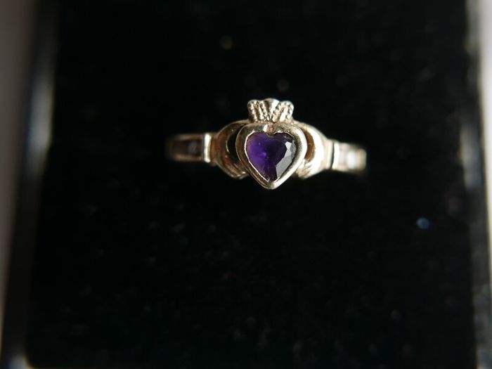 Vintage 9Ct Yellow Gold 375 Amethyst Claddagh Ring size K  1,83g