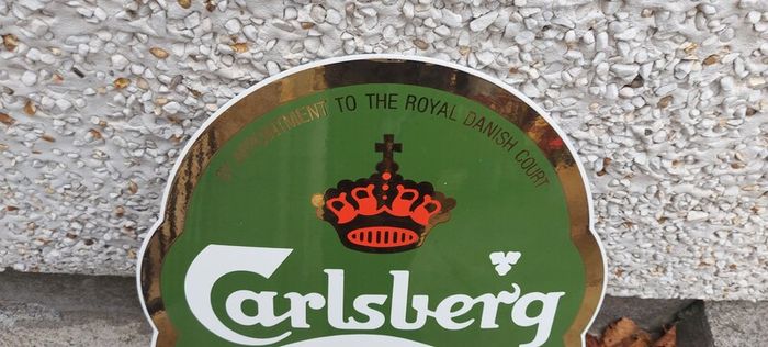 carslberg enamel sign ,very nice condition, sold as is,,lovely advertising display item for any man cave pub restaurant etc etc,,buyer collects or pays postage thank you,,