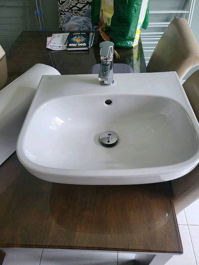 Bathroom sink