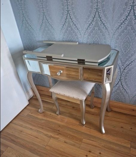 Beautiful mirrored dressing table with three fold mirror and stool.  Collection Mornington