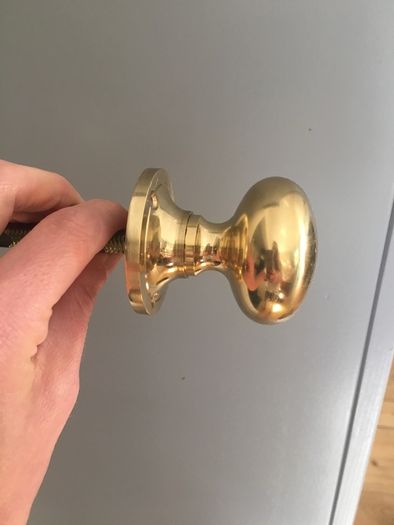 6 x round brass door knobs