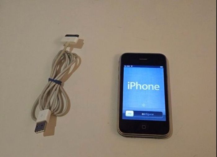 apple vintage Vintage iPhone Bundle iPhone 6 (64GB) + iPhone 3GS (16GB) + Case & Charger