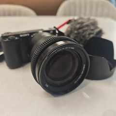 Sony ZV-E10 + 18-105mm lens + Rode mic + extra batteries