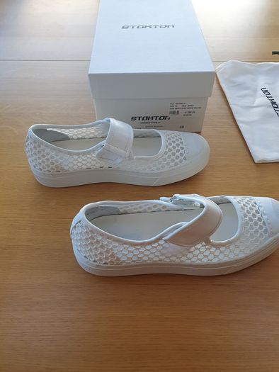 Stockton 623D open weave velcro white runner Size 40