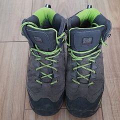 2x boots pairs size 5