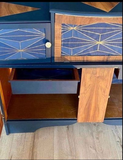 Delivery Available! Stunning Vintage Sideboard Cocktail Cabinet/Drinks Cabinet/ Sideboard